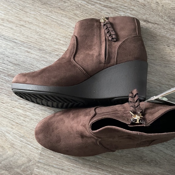 Crocs Leigh Wedge Bootie - Picture 6 of 15